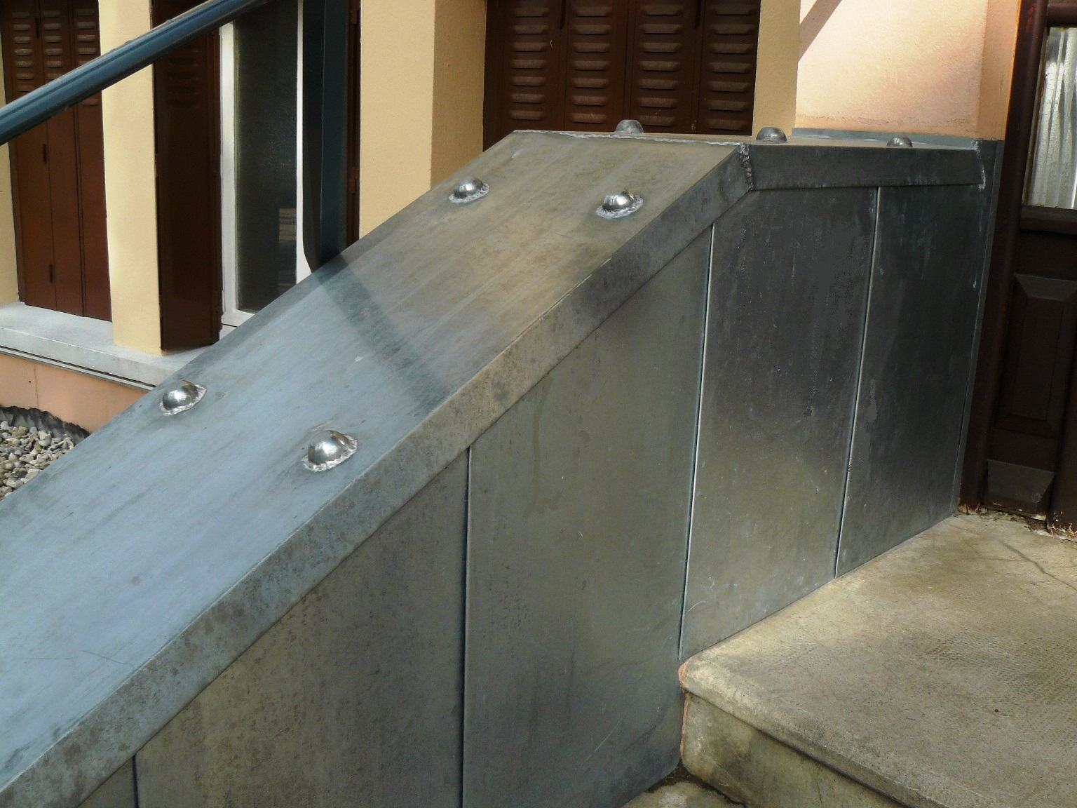 Muret d'escalier habillage en zinc