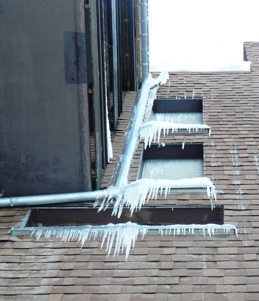 Toit rempli de glace pluviale