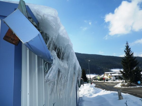 Gouttière detruite par la glace à la montagne
